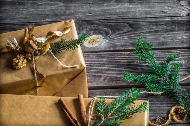 wunderschön verpackt mit Geschenk auf Holzwand