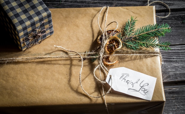 Kostenloses Foto wunderschön verpacktes geschenk, das danke sagt