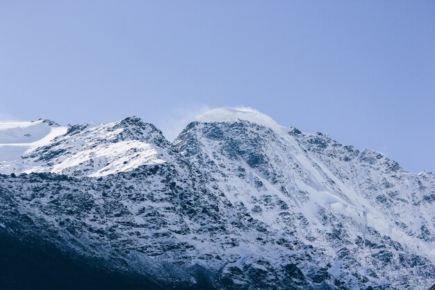 Wunderschöne atemberaubende Landschaft mit hohen Bergen und Hügeln auf dem Land