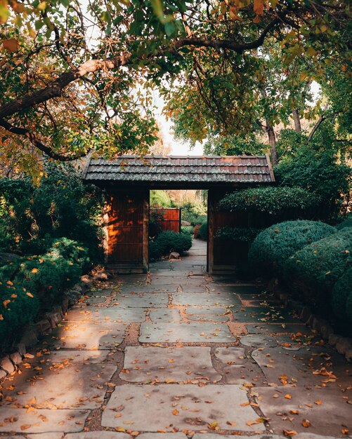 Wunderschöne Aussicht auf die faszinierende Natur in den traditionell gestalteten japanischen Adelaide Himeji Gardens