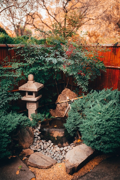 Wunderschöne Aussicht auf die faszinierende Natur in den traditionellen japanischen Adelaide Himeji Gardens