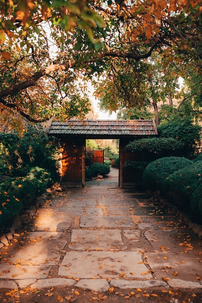 Wunderschöne Aussicht auf die faszinierende Natur in den traditionellen japanischen Adelaide Himeji Gardens