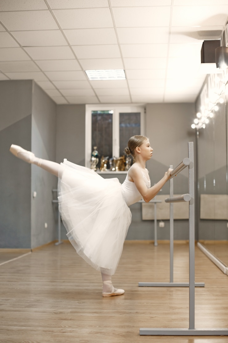 Kostenlose Foto wunderschöne balletttänzerin. ballerina in pointe.