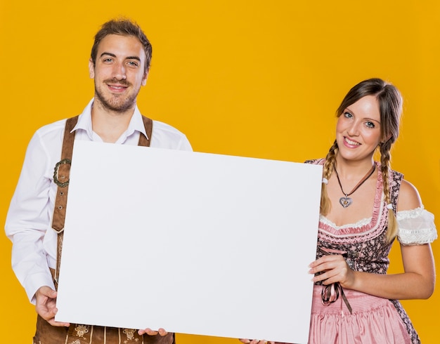 Kostenloses Foto wunderschöne bayerische paar zusammen