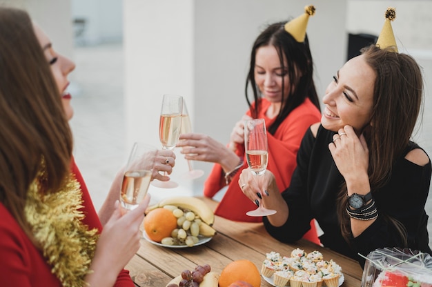 Kostenloses Foto wunderschöne frauen feiern an einem geburtstag