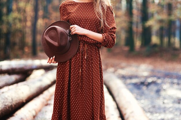 Wunderschöne junge Frau im Herbstwald