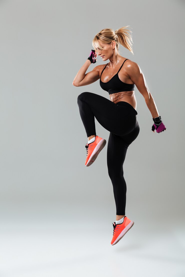 Kostenlose Foto wunderschöne junge sportfrau machen sportübungen