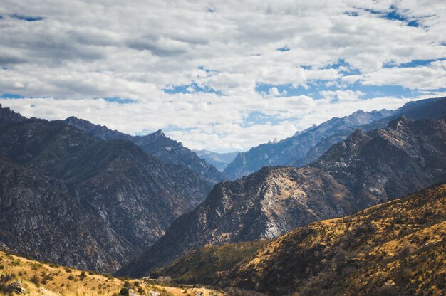 Wunderschöne Landschaft aus felsigen Bergen und Hügeln mit atemberaubendem bewölktem Himmel