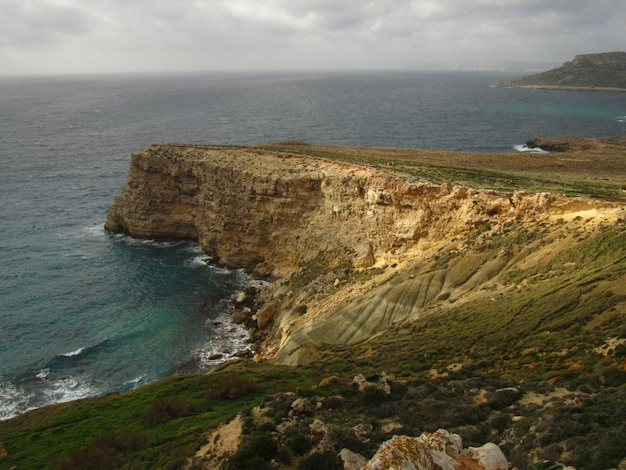 Wunderschöne Landschaft aus Klippen und Meer - perfekt für den Hintergrund