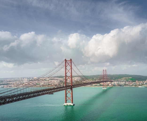 Wunderschöne Landschaft der 25 de Abril Brücke in Portugal unter den atemberaubenden Wolkenformationen