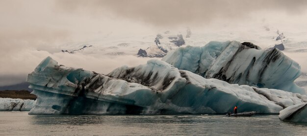 Wunderschöne Landschaft der Gletscher Islands unter wunderschönen weißen flauschigen Wolken
