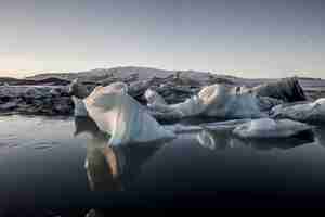 Kostenloses Foto wunderschöne landschaft der jokulsarlon-gletscherlagune spiegelt sich im meer in island wider