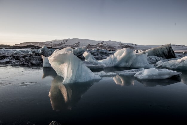 Wunderschöne Landschaft der Jokulsarlon-Gletscherlagune spiegelt sich im Meer in Island wider