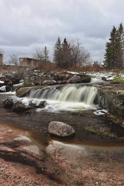 Wunderschöne Landschaft eines mächtigen Wasserfalls, umgeben von Felsformationen