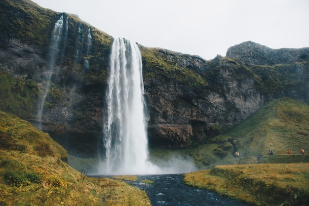 Wunderschöne Landschaft mit atemberaubenden und atemberaubenden großen Wasserfällen in freier Wildbahn