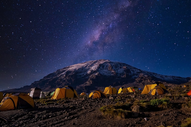 Kostenlose Foto wunderschöne landschaft mit gelben zelten im kilimanjaro national park