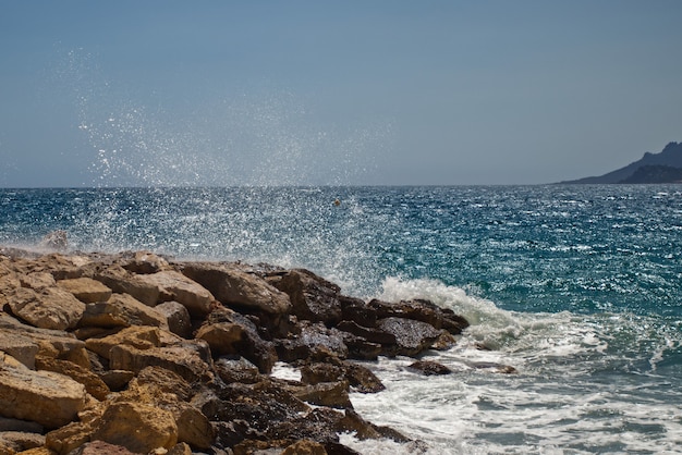 Wunderschöne Meereswellen kommen zu den felsigen Ufern, die in Cannes eingefangen wurden