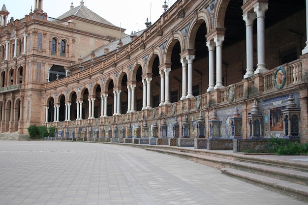 Wunderschöne Plaza de España mit ihrer einzigartigen Architektur in Sevilla, Spanien