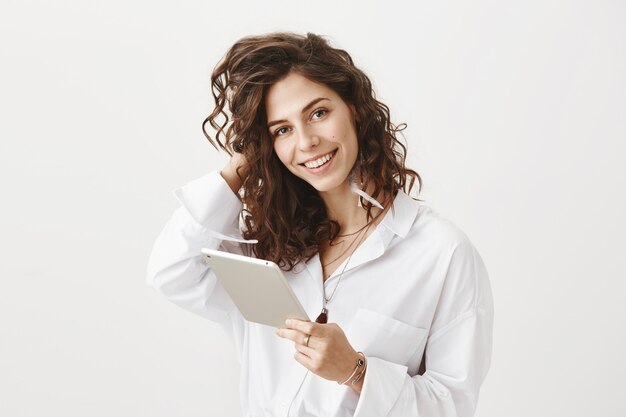 Wunderschöne stilvolle Frau mit digitalem Tablet