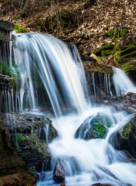 Wunderschöne Wasserfälle mit bemoosten Felsen im Wald