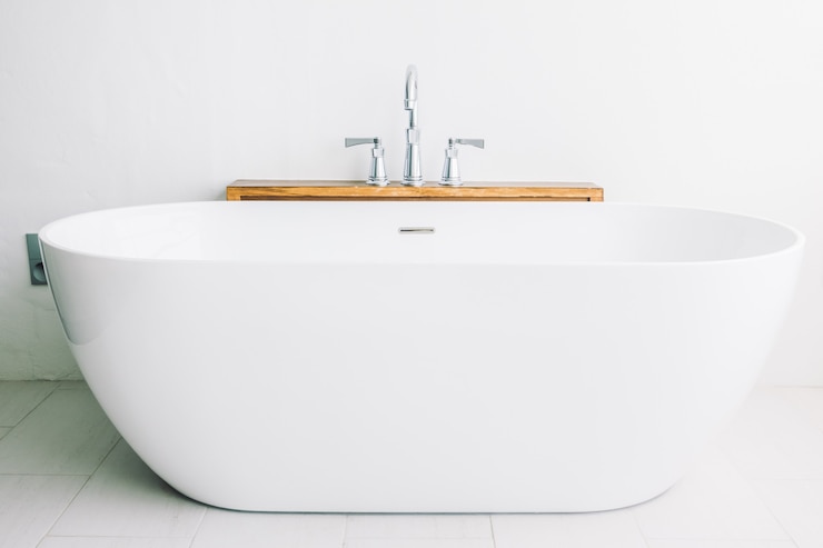 Kostenlose Foto wunderschöne weiße luxus-badewannendekoration