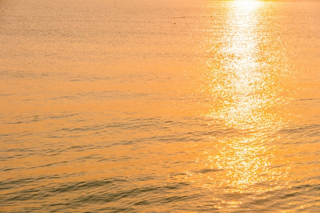 Kostenloses Foto wunderschönen sonnenaufgang am strand und meer