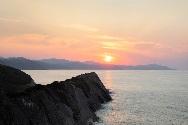 Wunderschöner Blick auf den Sonnenuntergang mit Meer