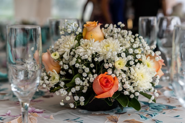 Wunderschöner Blumenstrauß mit Rosen für eine Hochzeitszeremonie