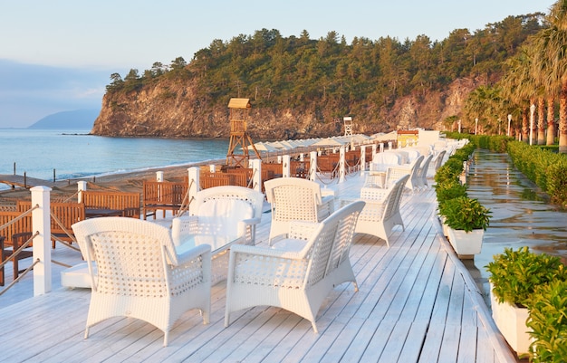 Kostenloses Foto wunderschöner damm zum wandern und sport im amara dolce vita luxury hotel. alanya türkei.