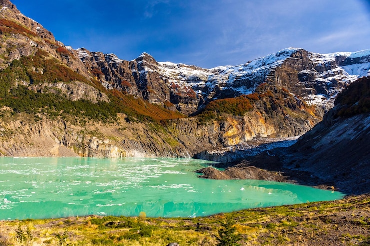 Kostenlose Foto wunderschöner gletschersee ventisquero negro im nationalpark nahuel huapi in argentinien