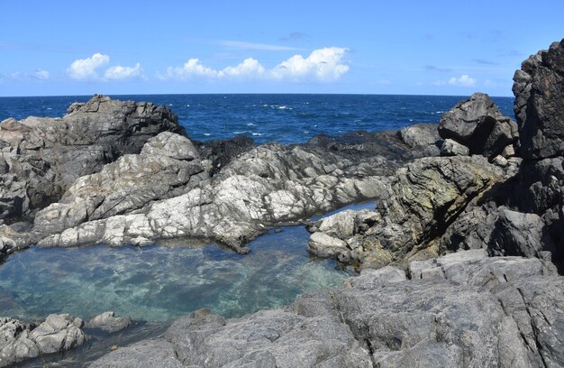 Wunderschöner natürlicher Pool zwischen den Felsformationen entlang der Küste von Aruba