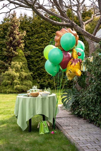 Wunderschöner Partystand im Dschungel-Stil