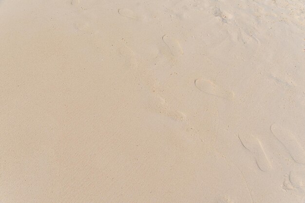 Wunderschöner Sandstrand und Fußabdrücke