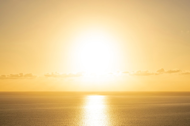 Wunderschöner Sonnenuntergang am Meer