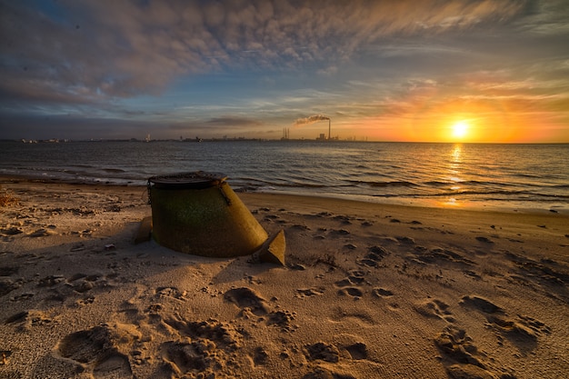 Kostenloses Foto wunderschöner sonnenuntergang am strand, der die perfekte kulisse für abendliche spaziergänge am ufer schafft