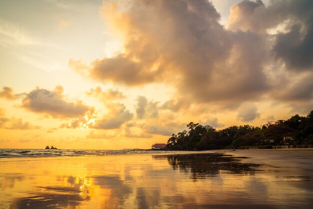 Wunderschöner Sonnenuntergang am Strand und Meer