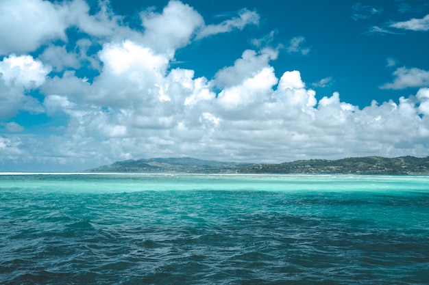 Kostenloses Foto wunderschöner tropischer strand in ufernähe mit riesigen wellen