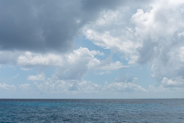 Kostenloses Foto wunderschönes blaues meer, flut und himmel