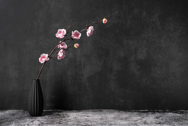 Wunderschönes Ikebana-Arrangement mit Sakura