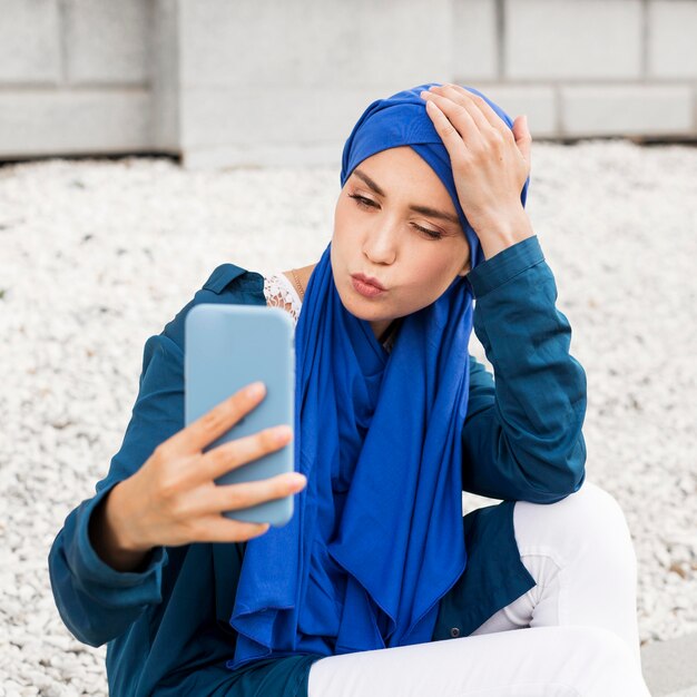 Wunderschönes Mädchen, das draußen ein Selfie macht