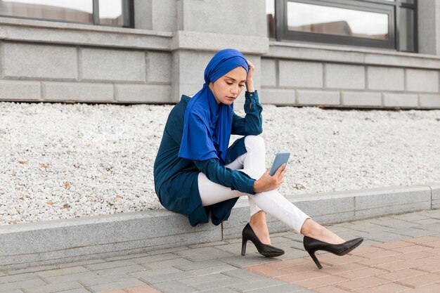 Wunderschönes Mädchen mit Hijab, das ein Selfie im Freien nimmt