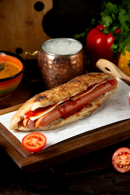 Wurst-Hot Dog mit gepeitschtem Ayran