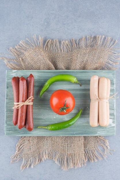 Wurst und Salami mit Gemüse an Bord.