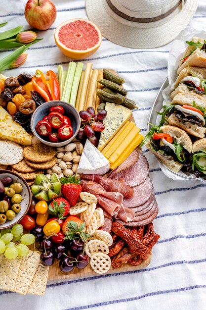 Wurstbrett mit Aufschnitt, frischem Obst und Käse, Sommerpicknick