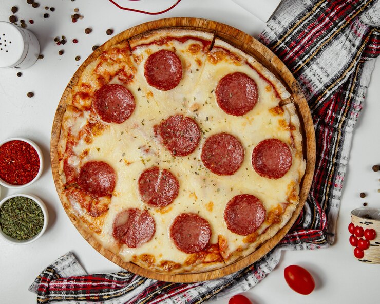 Kostenlose Foto wurstpizza mit getrockneten kräutern