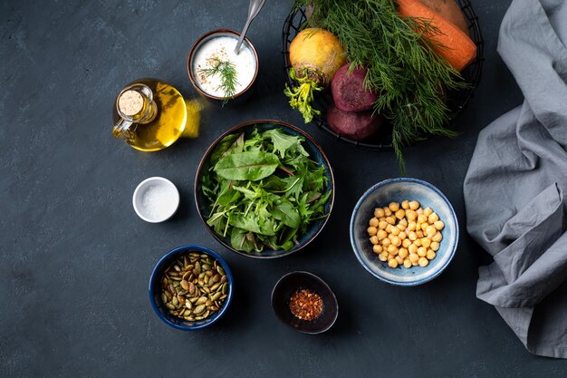 Wurzelgemüse und Zutaten für die Herstellung von Salat aus im Ofen gebackenem Gemüse Gesunde Ernährung