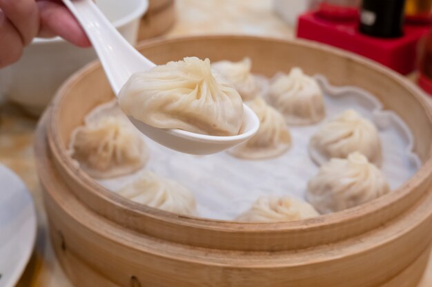 Xiao Long Bao Suppe Knodelbrotchen Mit Stabchen Im Restaurant Traditionelles Chinesisches Essen Premium Foto