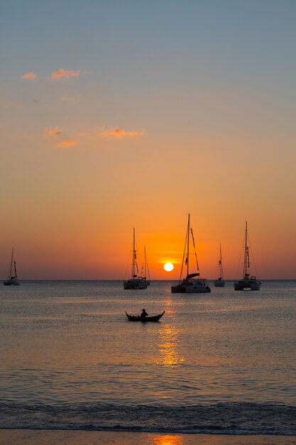 Yacht im Meer während des Sonnenuntergangs