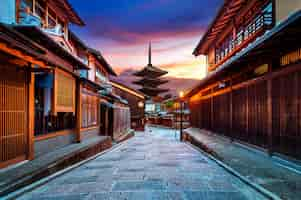 Kostenloses Foto yasaka pagode und sannen zaka straße in kyoto, japan.