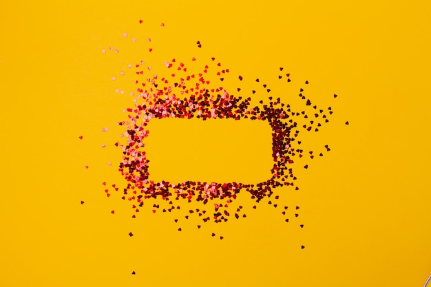 Kostenloses Foto yellow tisch mit quadratischen konfetti